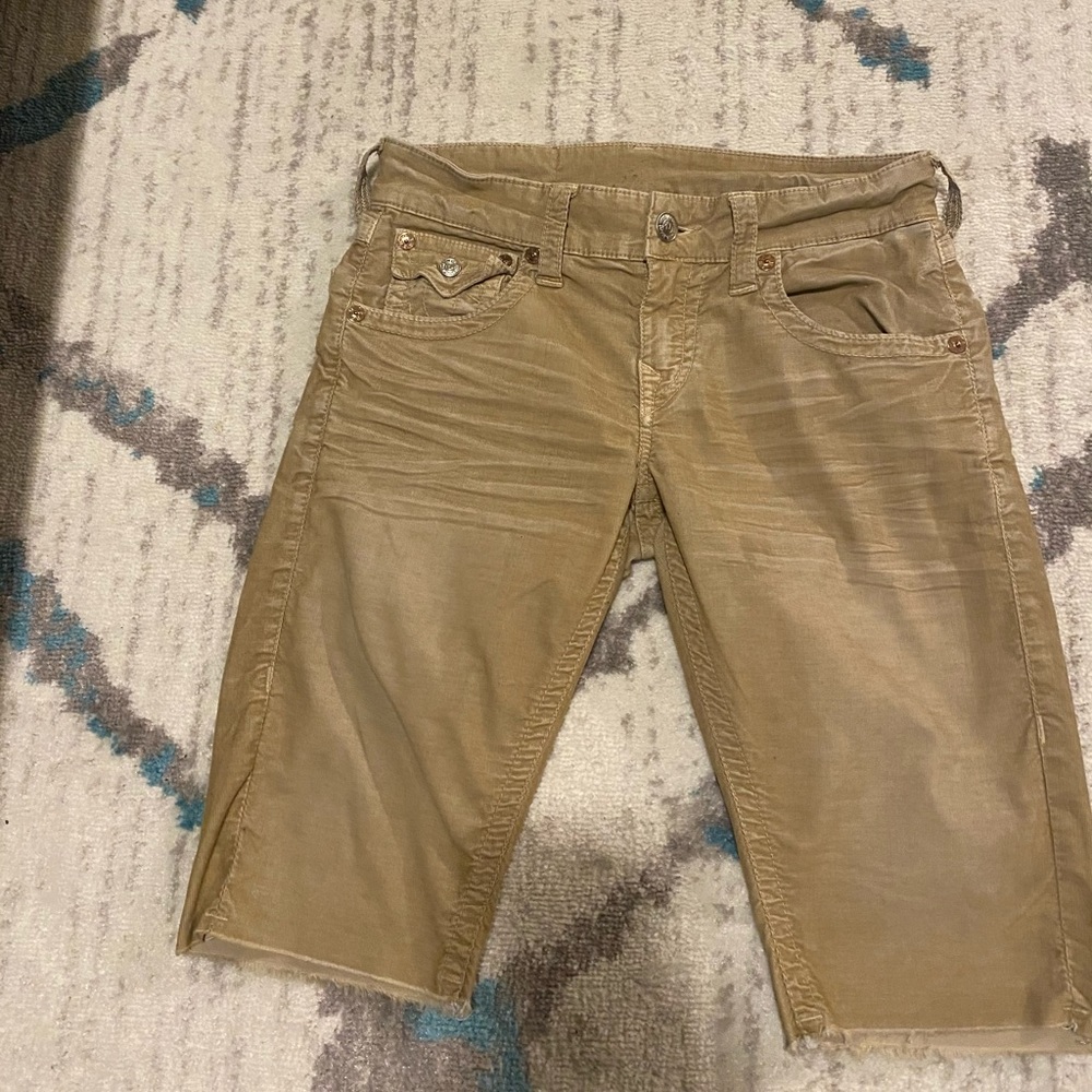 True Religion Men’s Cut Off Ricky Shorts - Picture 2 of 3